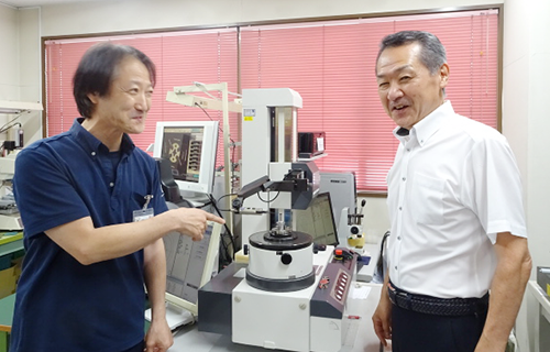 代表取締役社長 坂本様（右）、品質管理課・生産管理課主任 木内様（左）