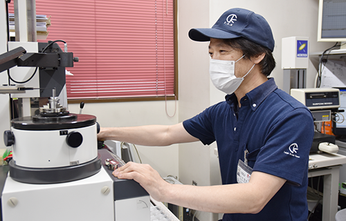 製造後の商品を検査する様子