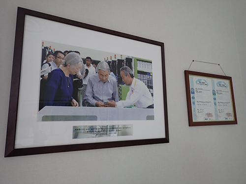 福島工場(飯舘村)を視察された上皇上皇后両陛下と、菊池社長（右端）