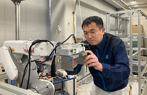 FAロボットの調整を行う菅原さま