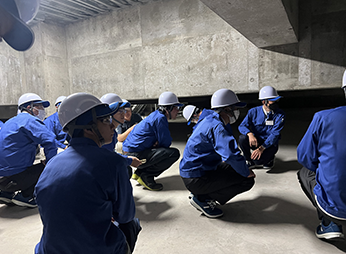 見学は、清水工場の地下にある免震ピットからスタート