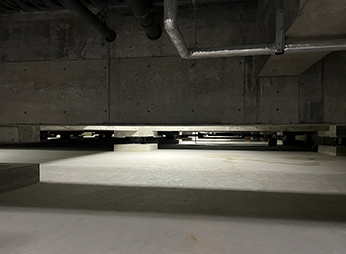 縁の下の力持ち！巨大な免震ピット