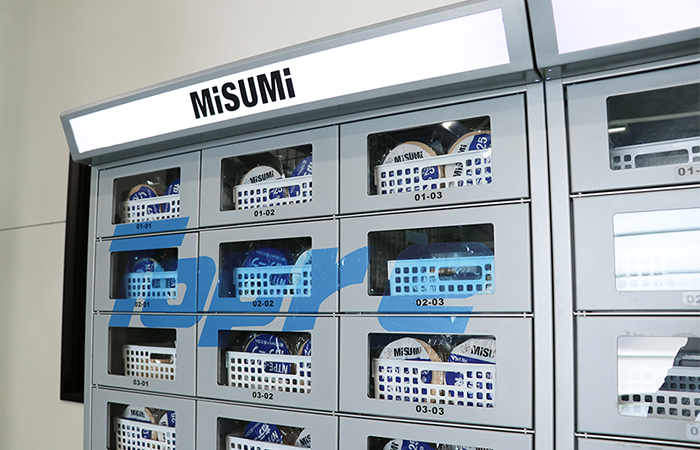 社名ロゴステッカーが装飾されたMISUMI floow自販機