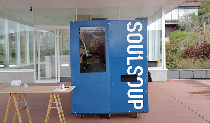 横1500×高さ1900×奥行2500mm 自動販売機をイメージして制作された